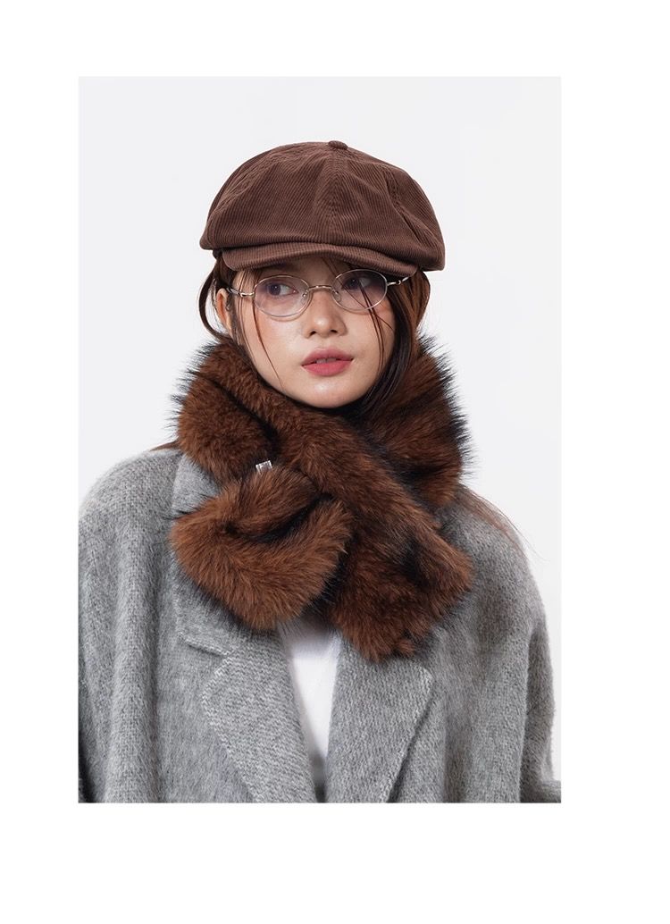 モード系ファッション【フェイクファー×クロスデザイン】ふんわり柔らか 保温マフラー｜秋冬モードスタイルに映える上質エコファー