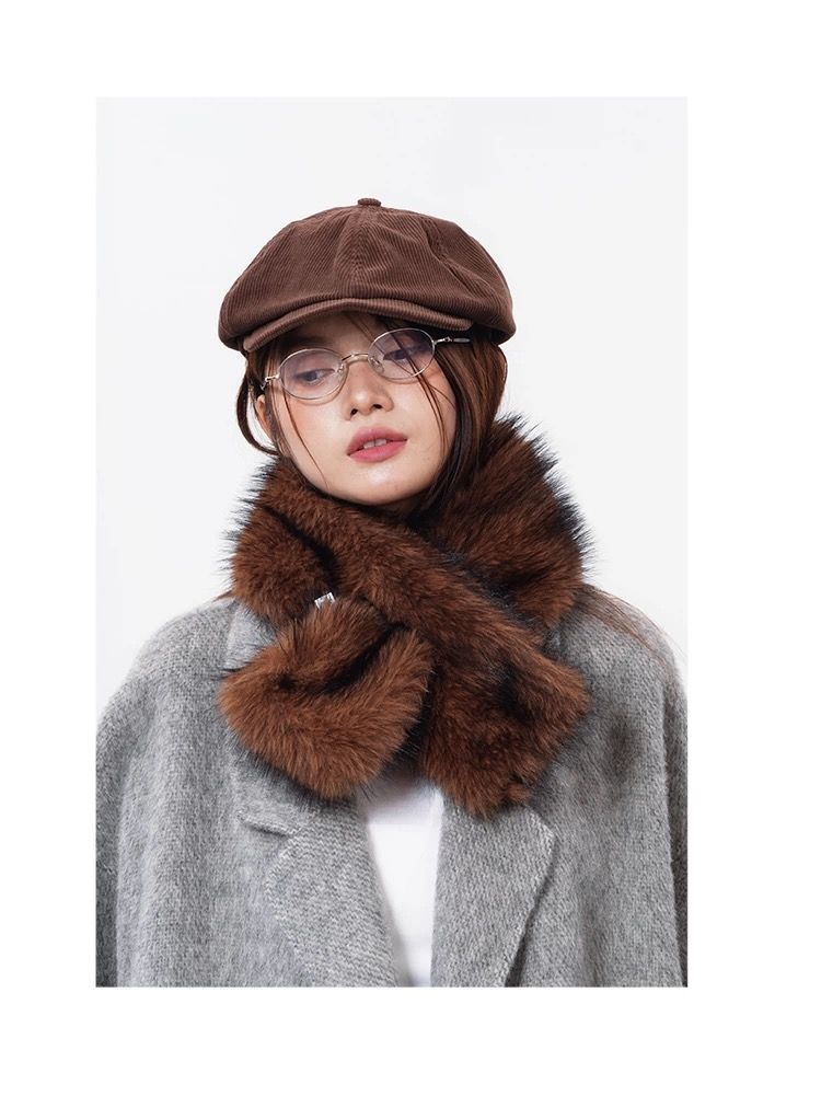 モード系ファッション【フェイクファー×クロスデザイン】ふんわり柔らか 保温マフラー｜秋冬モードスタイルに映える上質エコファー