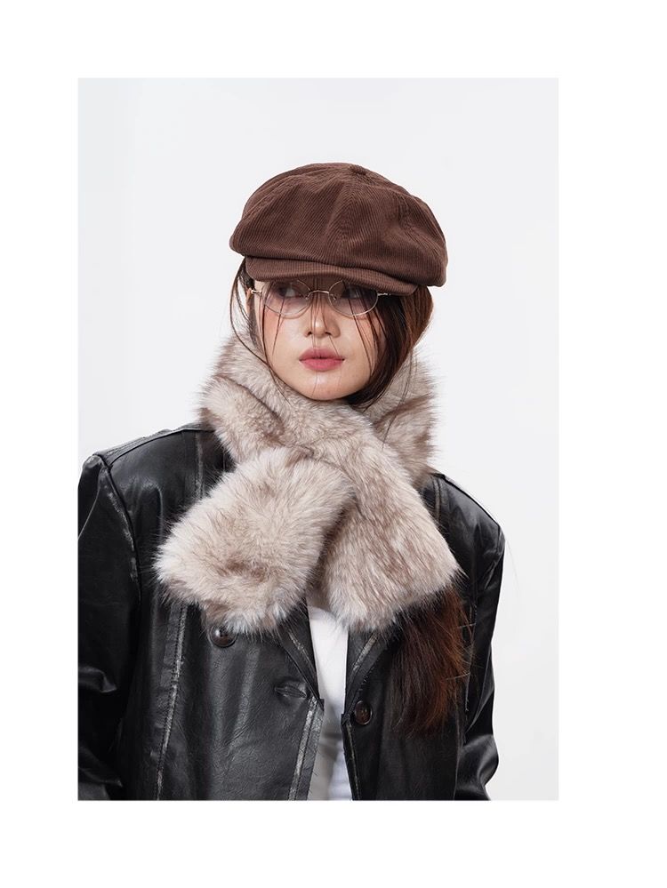 モード系ファッション【フェイクファー×クロスデザイン】ふんわり柔らか 保温マフラー｜秋冬モードスタイルに映える上質エコファー