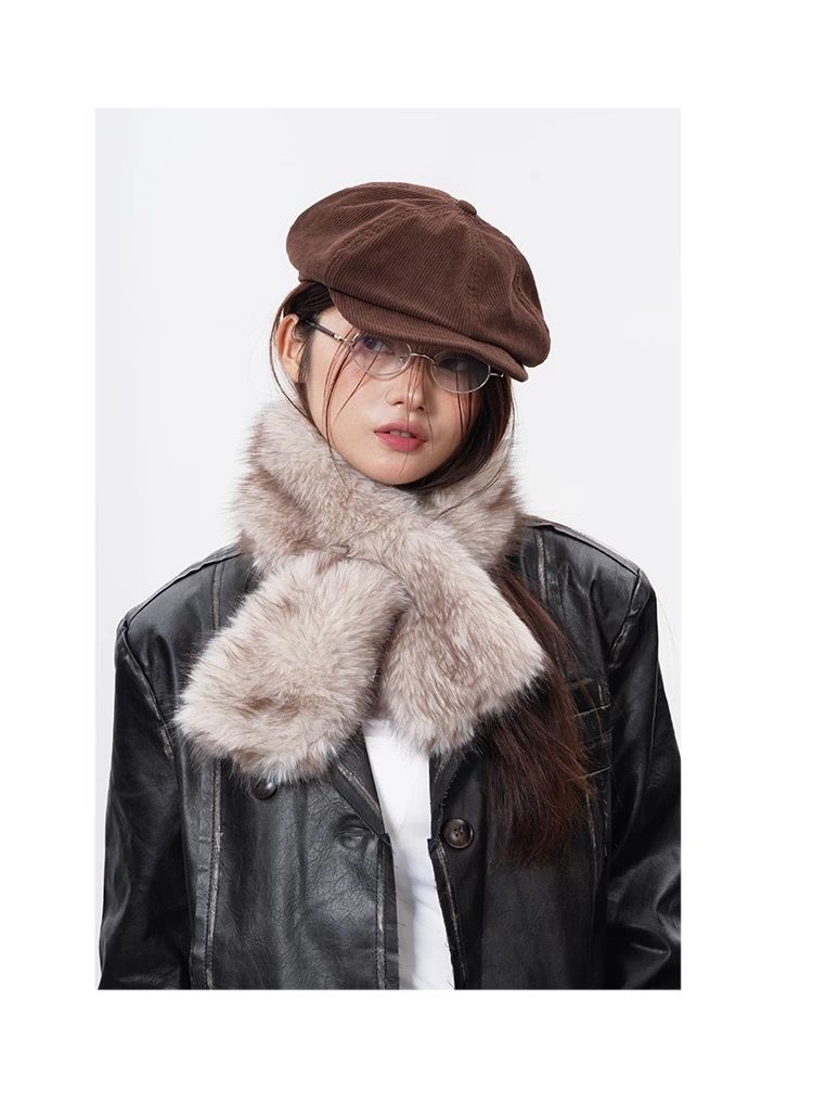 モード系ファッション【フェイクファー×クロスデザイン】ふんわり柔らか 保温マフラー｜秋冬モードスタイルに映える上質エコファー