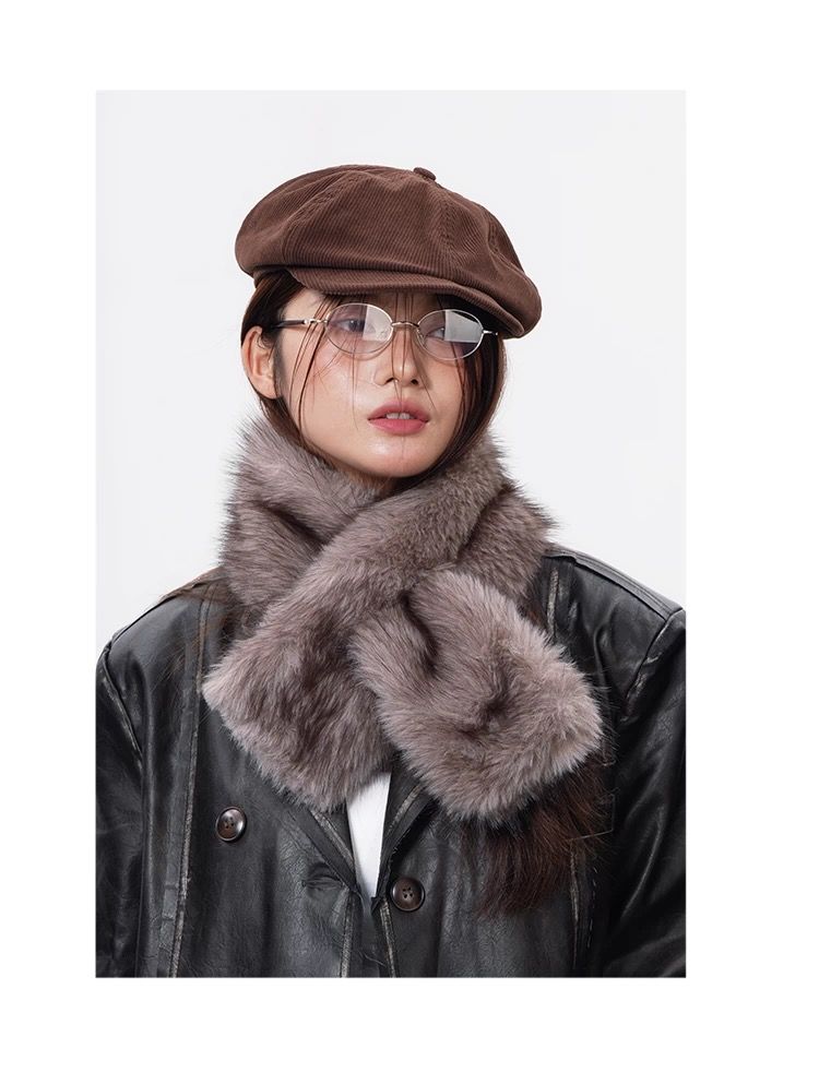 モード系ファッション【フェイクファー×クロスデザイン】ふんわり柔らか 保温マフラー｜秋冬モードスタイルに映える上質エコファー