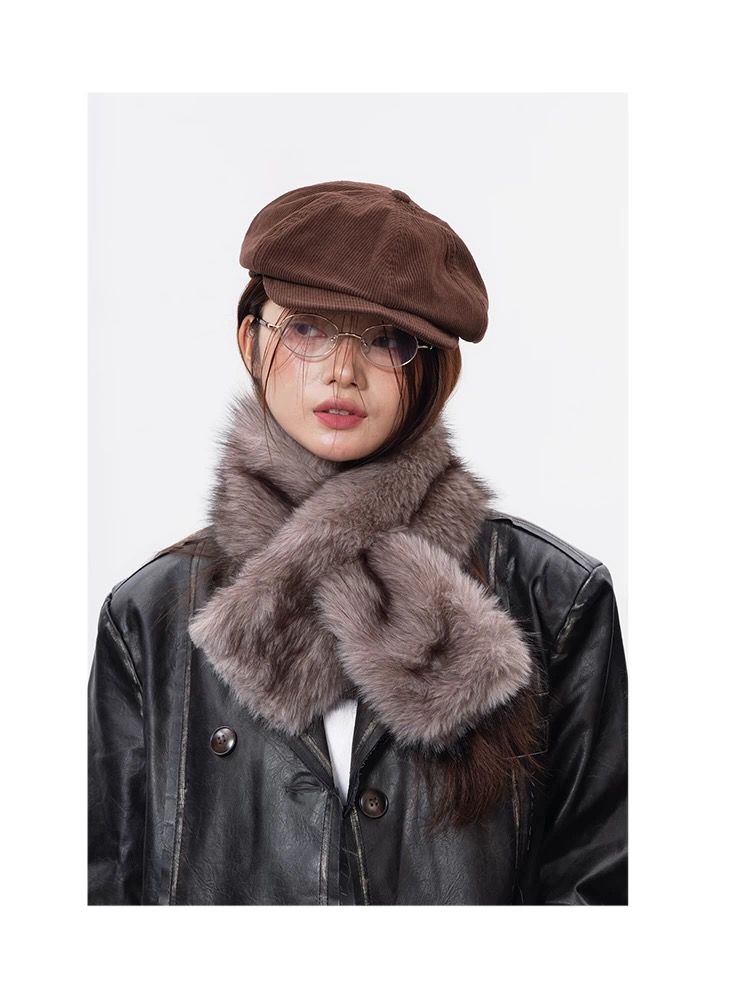 モード系ファッション【フェイクファー×クロスデザイン】ふんわり柔らか 保温マフラー｜秋冬モードスタイルに映える上質エコファー