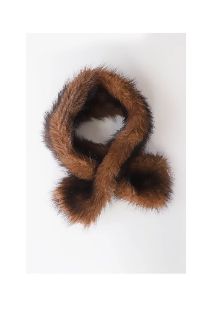 モード系ファッション【フェイクファー×クロスデザイン】ふんわり柔らか 保温マフラー｜秋冬モードスタイルに映える上質エコファー