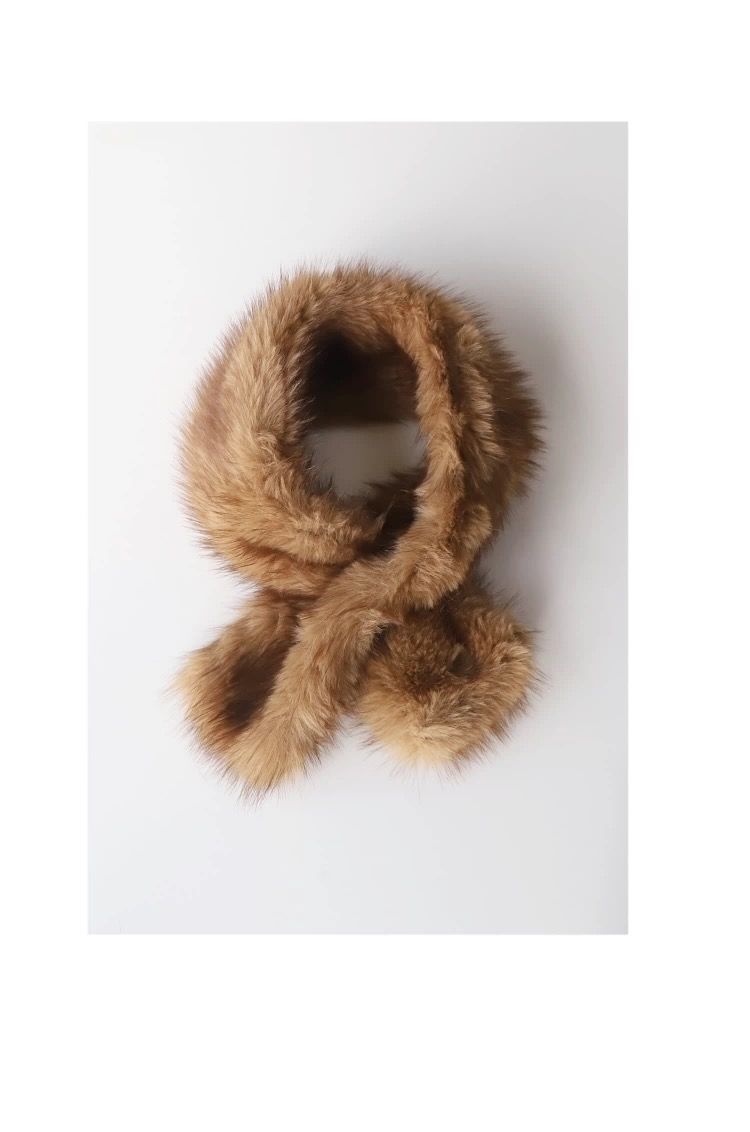 モード系ファッション【フェイクファー×クロスデザイン】ふんわり柔らか 保温マフラー｜秋冬モードスタイルに映える上質エコファー