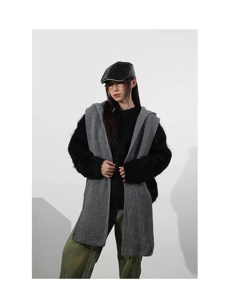 モード系ファッションユニセックス対応】フード付きロングニットマフラー｜多様な巻き方で魅せるモードな防寒ストール
