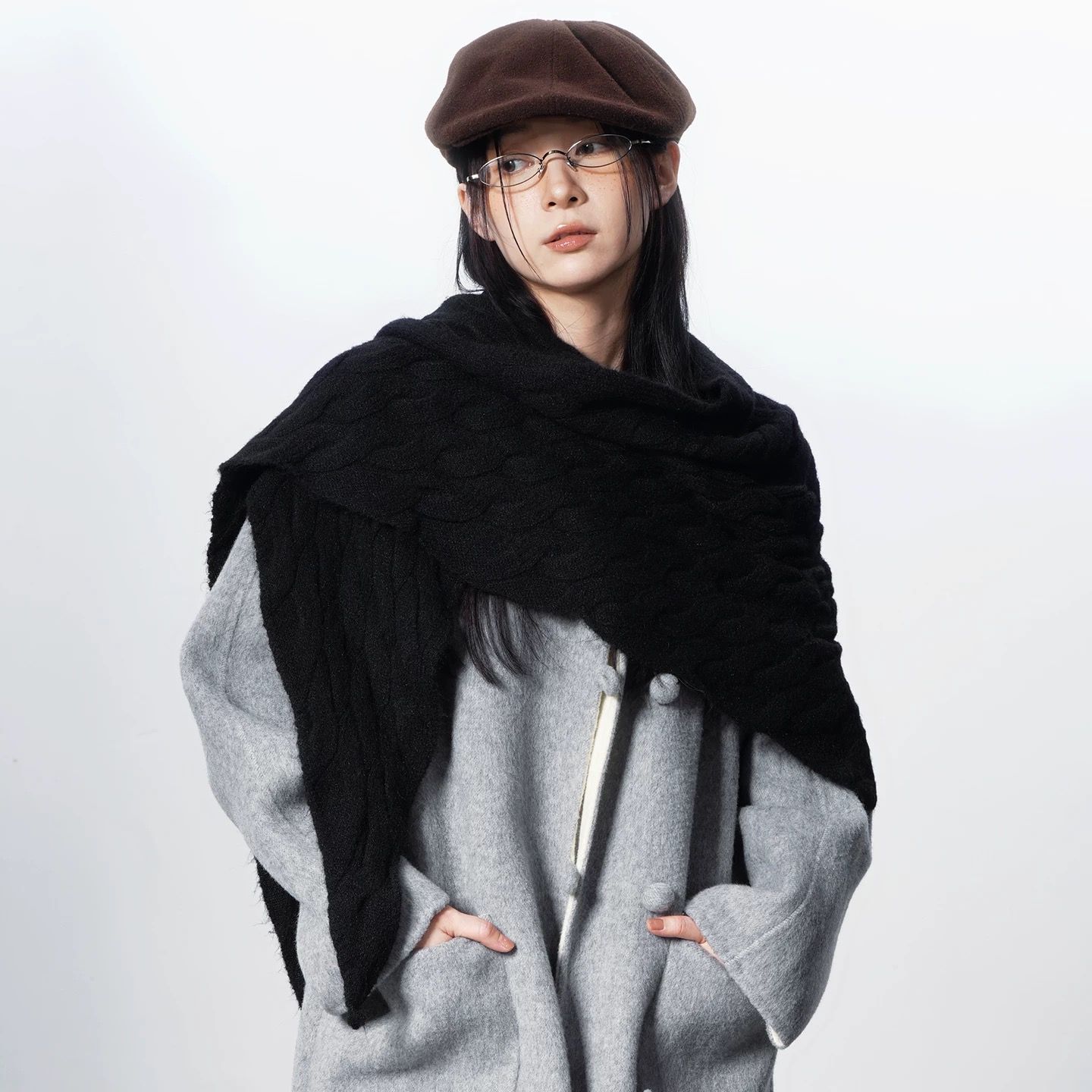 モード系ファッション【ユニセックス対応】立体ケーブル編み三角ストール｜モードな温もりを纏う立体デザインマフラー