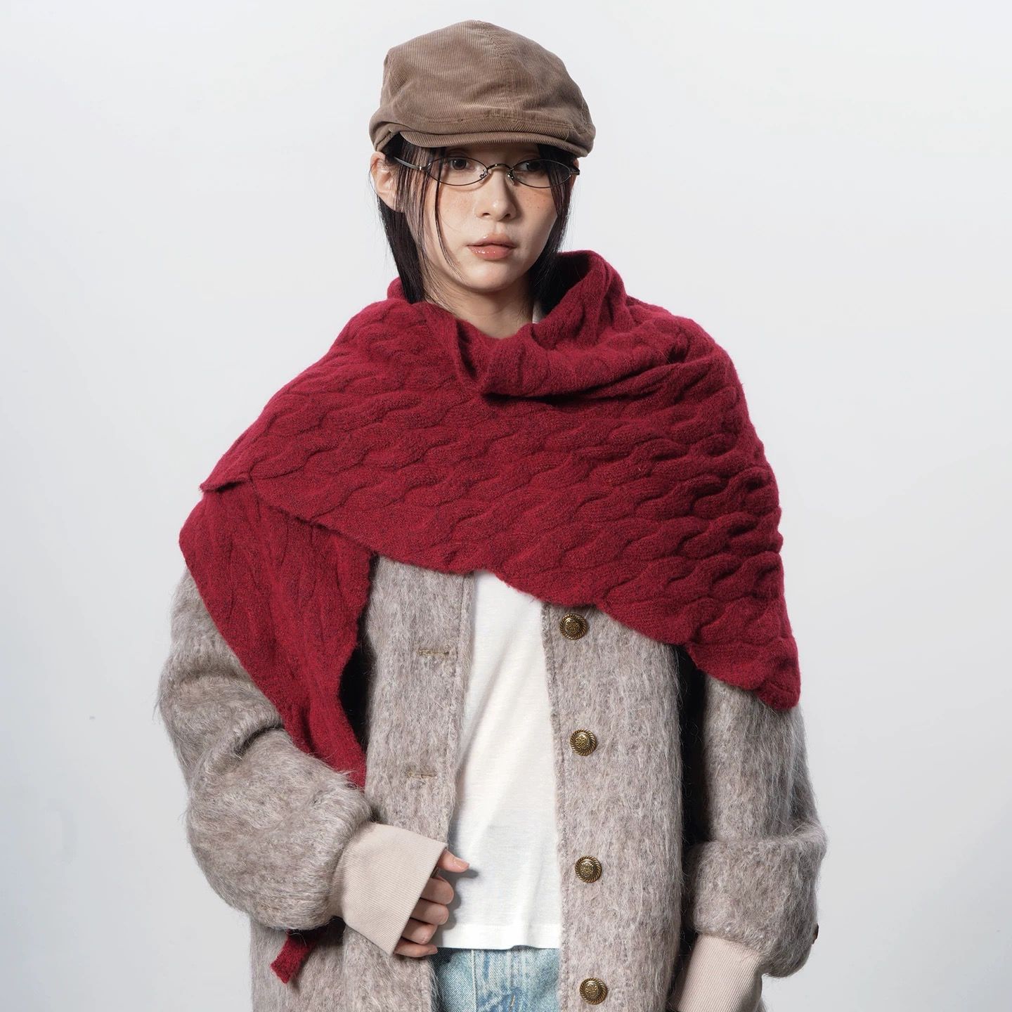 モード系ファッション【ユニセックス対応】立体ケーブル編み三角ストール｜モードな温もりを纏う立体デザインマフラー