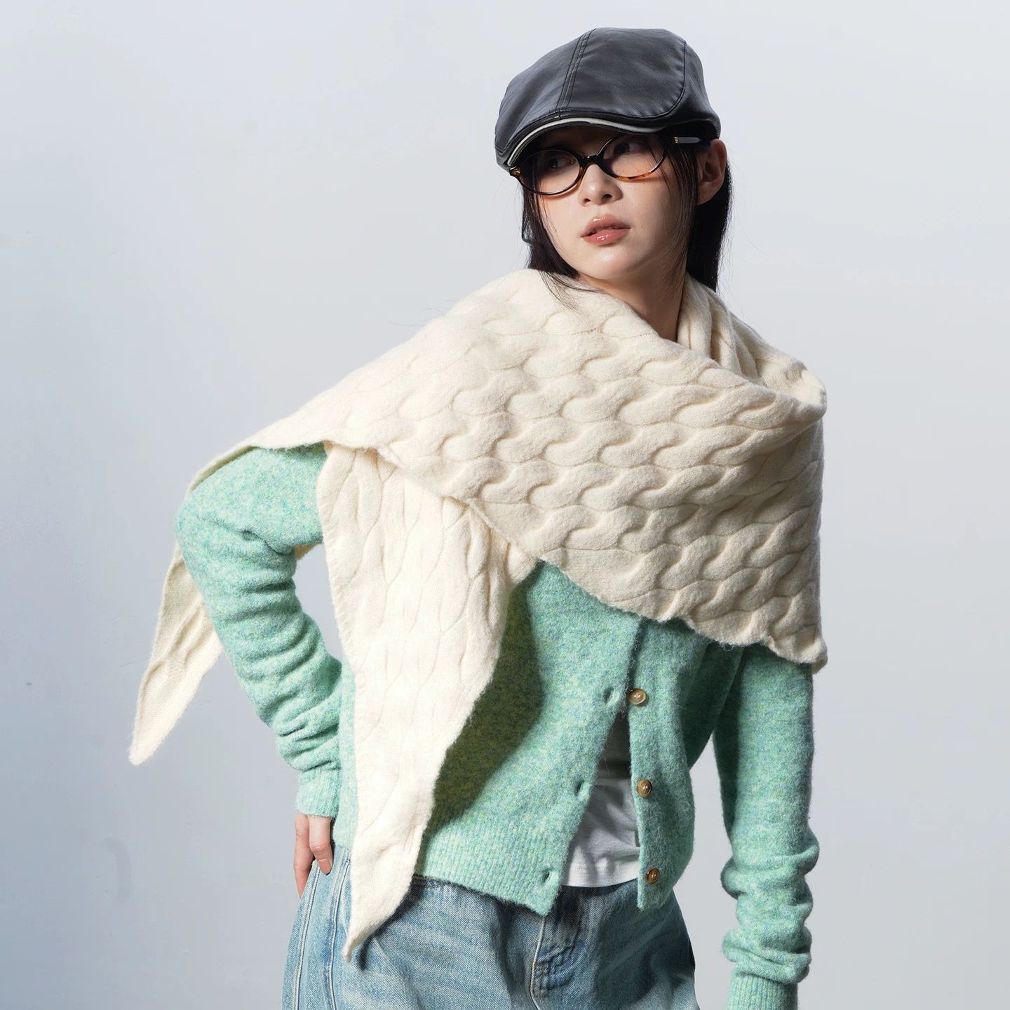 モード系ファッション【ユニセックス対応】立体ケーブル編み三角ストール｜モードな温もりを纏う立体デザインマフラー