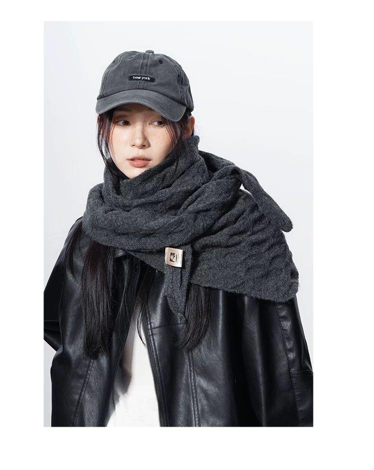 モード系ファッション【ユニセックス対応】立体ケーブル編み三角ストール｜モードな温もりを纏う立体デザインマフラー