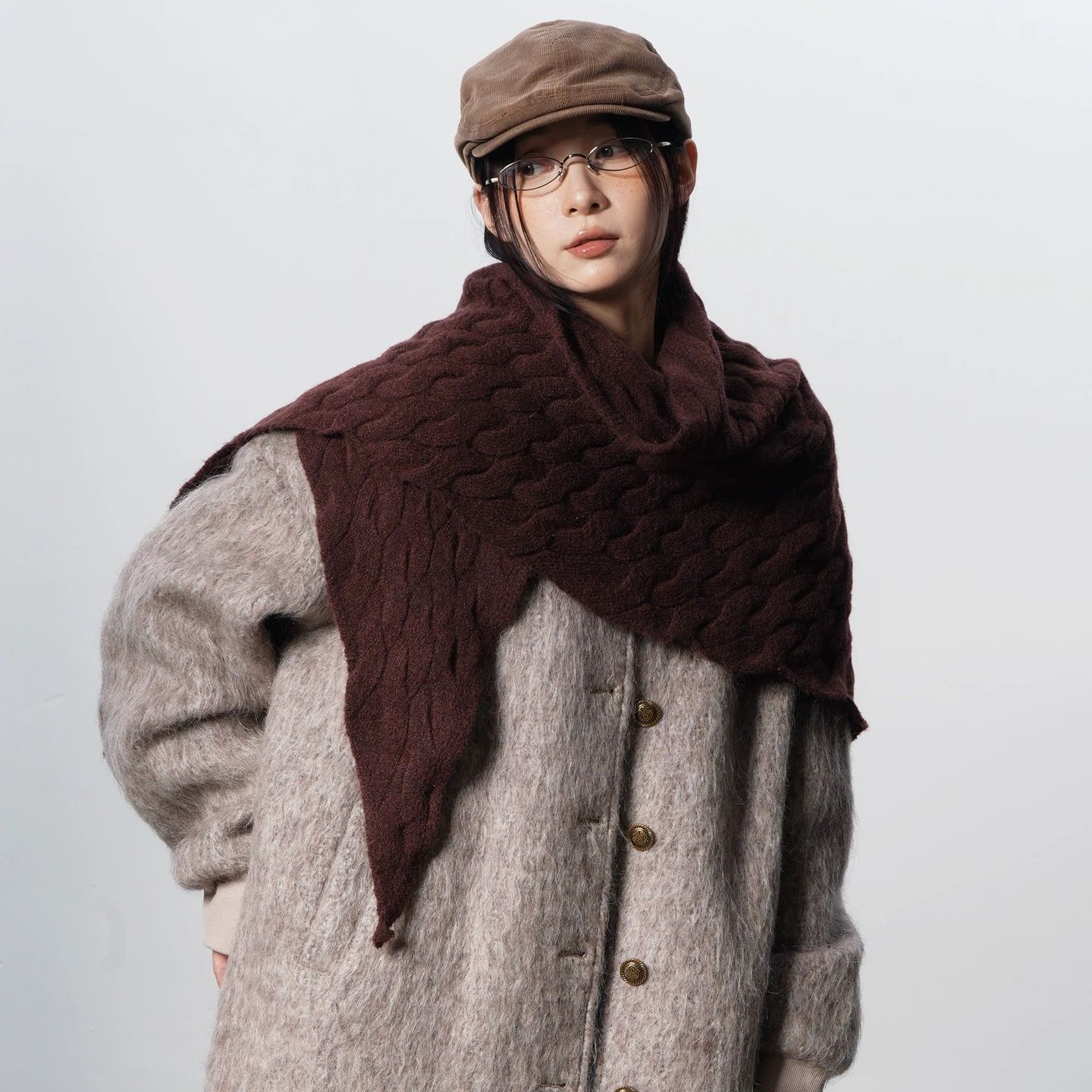 モード系ファッション【ユニセックス対応】立体ケーブル編み三角ストール｜モードな温もりを纏う立体デザインマフラー