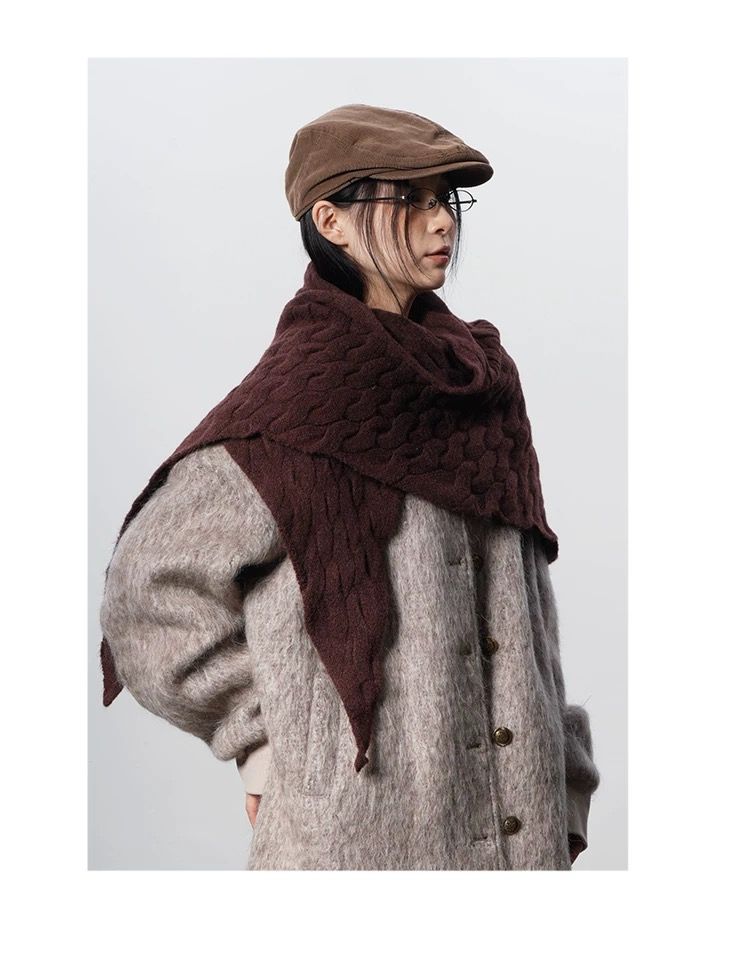 モード系ファッション【ユニセックス対応】立体ケーブル編み三角ストール｜モードな温もりを纏う立体デザインマフラー