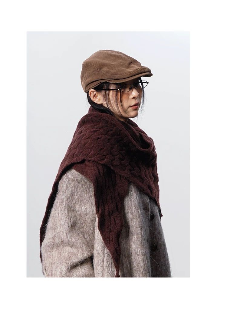 モード系ファッション【ユニセックス対応】立体ケーブル編み三角ストール｜モードな温もりを纏う立体デザインマフラー