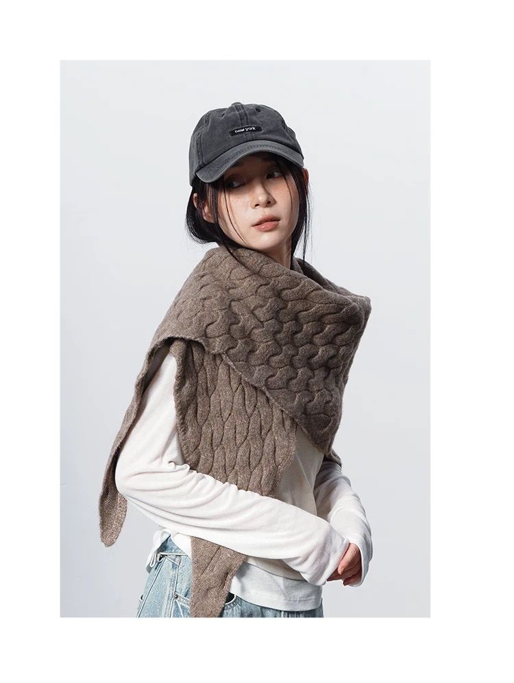 モード系ファッション【ユニセックス対応】立体ケーブル編み三角ストール｜モードな温もりを纏う立体デザインマフラー