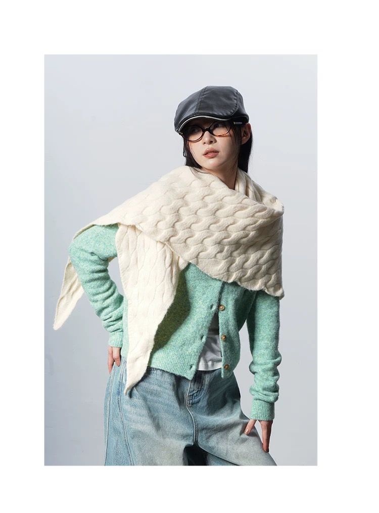 モード系ファッション【ユニセックス対応】立体ケーブル編み三角ストール｜モードな温もりを纏う立体デザインマフラー