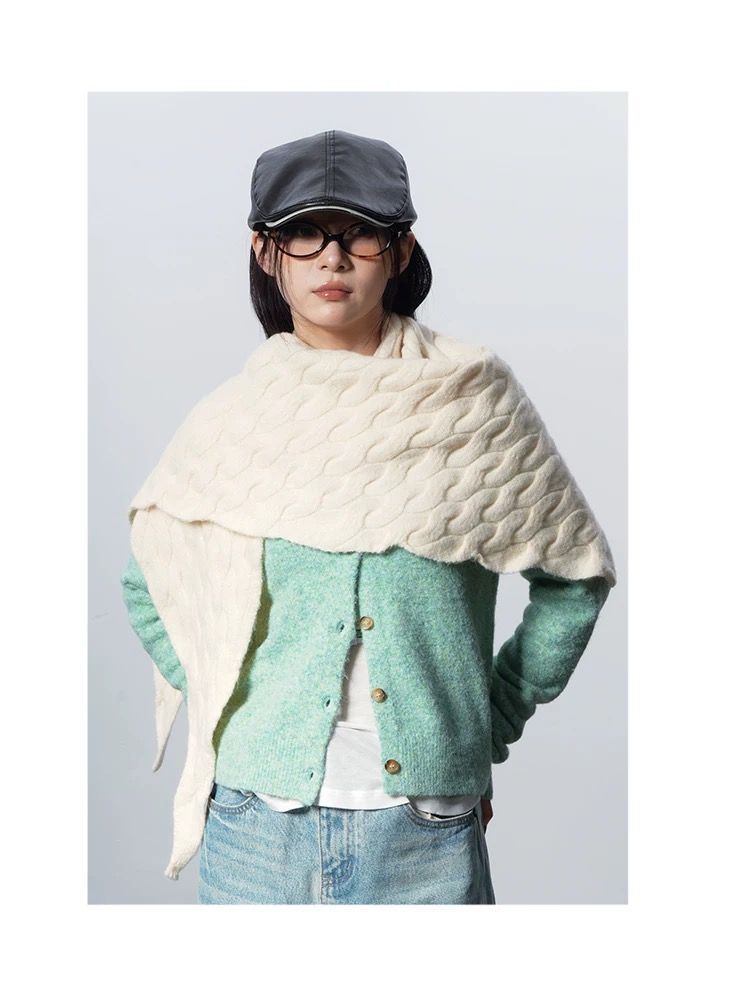 モード系ファッション【ユニセックス対応】立体ケーブル編み三角ストール｜モードな温もりを纏う立体デザインマフラー