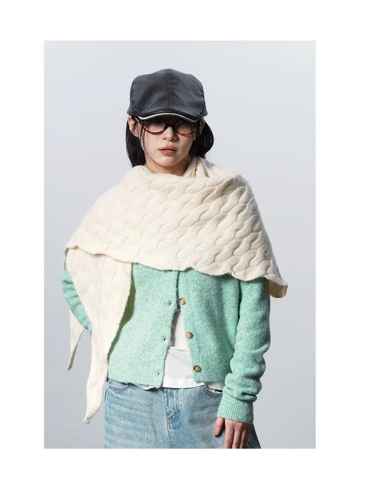 モード系ファッション【ユニセックス対応】立体ケーブル編み三角ストール｜モードな温もりを纏う立体デザインマフラー