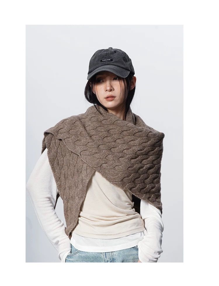 モード系ファッション【ユニセックス対応】立体ケーブル編み三角ストール｜モードな温もりを纏う立体デザインマフラー