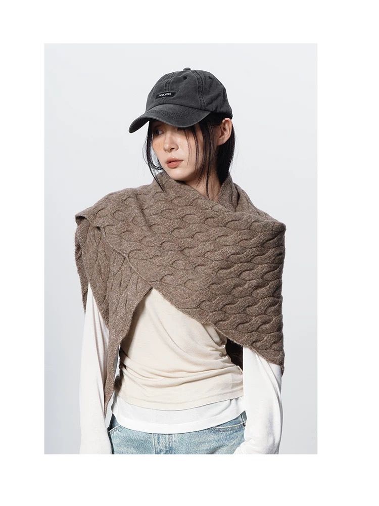 モード系ファッション【ユニセックス対応】立体ケーブル編み三角ストール｜モードな温もりを纏う立体デザインマフラー