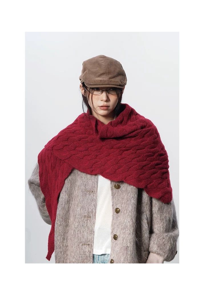 モード系ファッション【ユニセックス対応】立体ケーブル編み三角ストール｜モードな温もりを纏う立体デザインマフラー