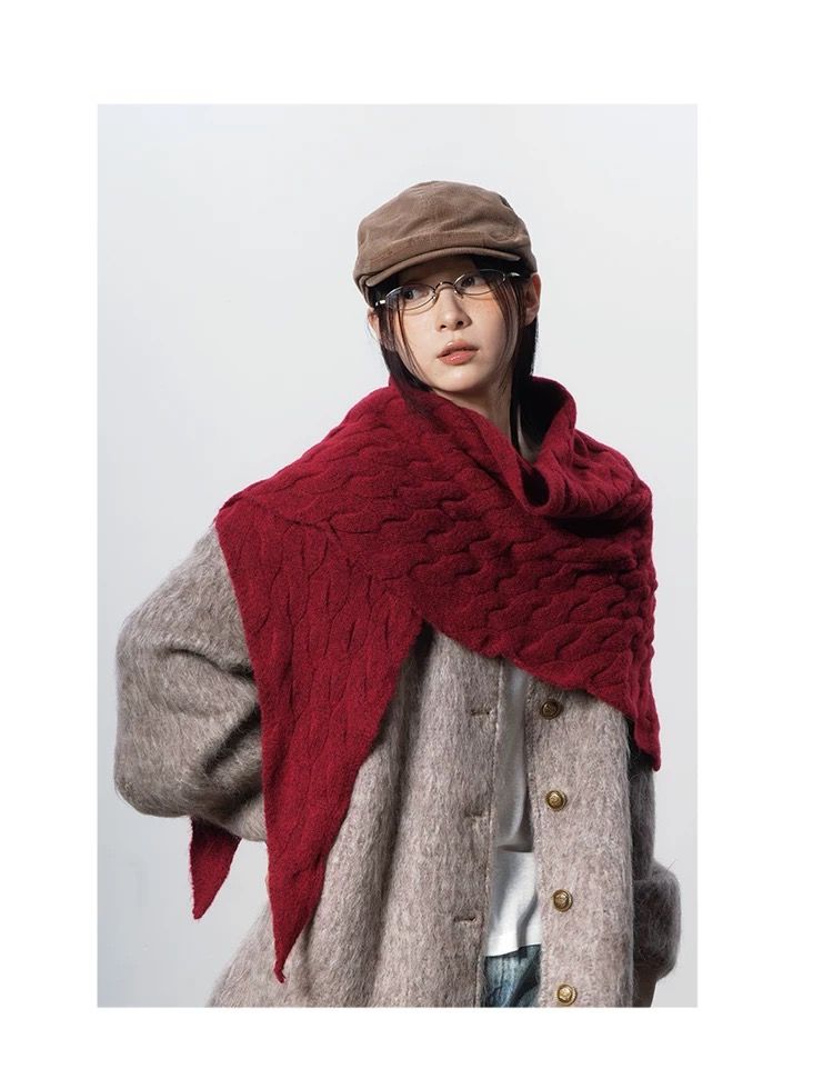 モード系ファッション【ユニセックス対応】立体ケーブル編み三角ストール｜モードな温もりを纏う立体デザインマフラー