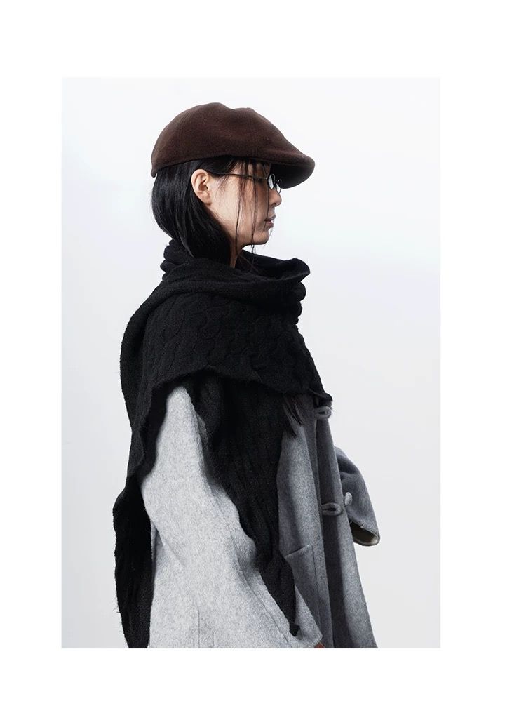 モード系ファッション【ユニセックス対応】立体ケーブル編み三角ストール｜モードな温もりを纏う立体デザインマフラー