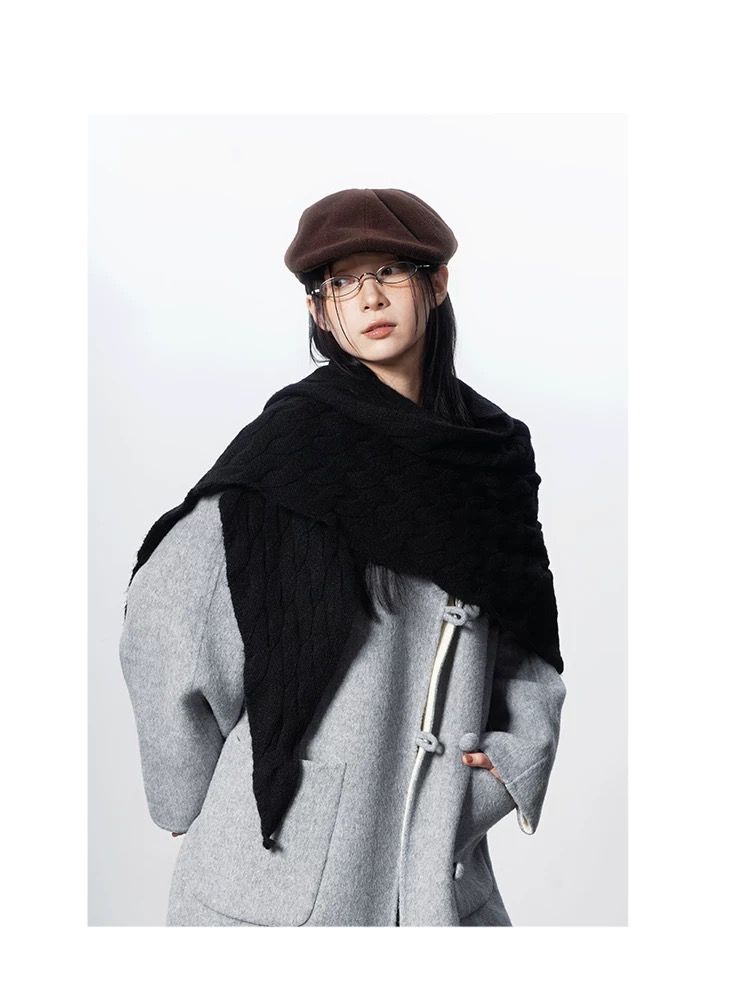 モード系ファッション【ユニセックス対応】立体ケーブル編み三角ストール｜モードな温もりを纏う立体デザインマフラー