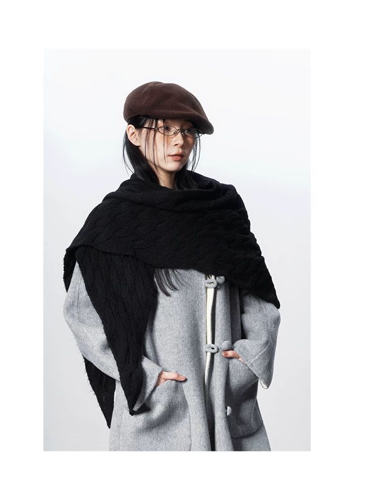 モード系ファッション【ユニセックス対応】立体ケーブル編み三角ストール｜モードな温もりを纏う立体デザインマフラー