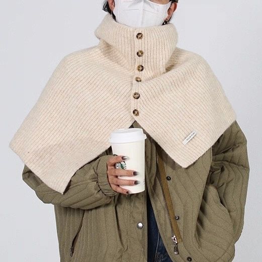 モード系ファッション【ユニセックス対応】ハイネック×ショルダーデザイン ニットケープ｜上質感をまとう多機能ショルダーウォーマー