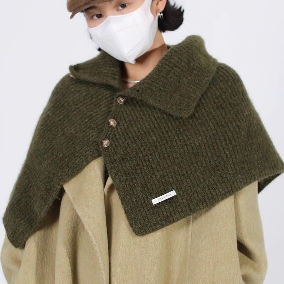 モード系ファッション【ユニセックス対応】ハイネック×ショルダーデザイン ニットケープ｜上質感をまとう多機能ショルダーウォーマー