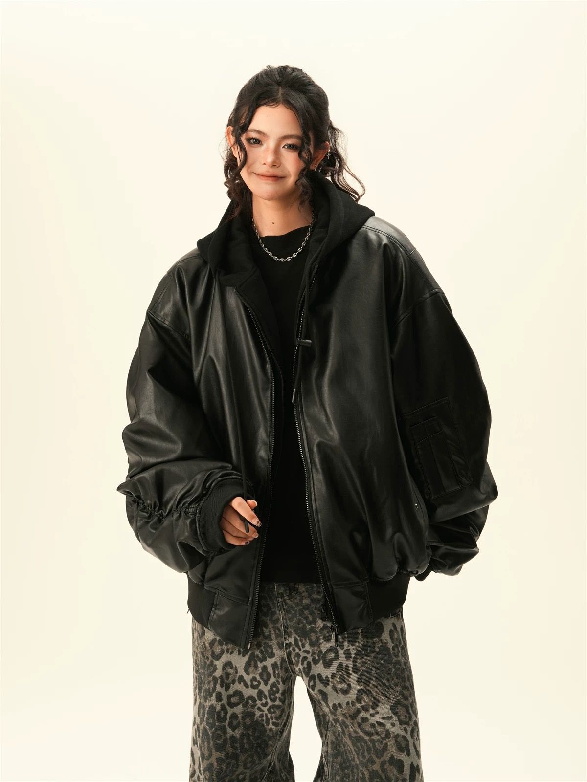 モード系ファッション【ユニセックス対応】オーバーサイズPUレザーボンバーアウター｜美式重厚フェイクレザーで魅せるモードブルゾン