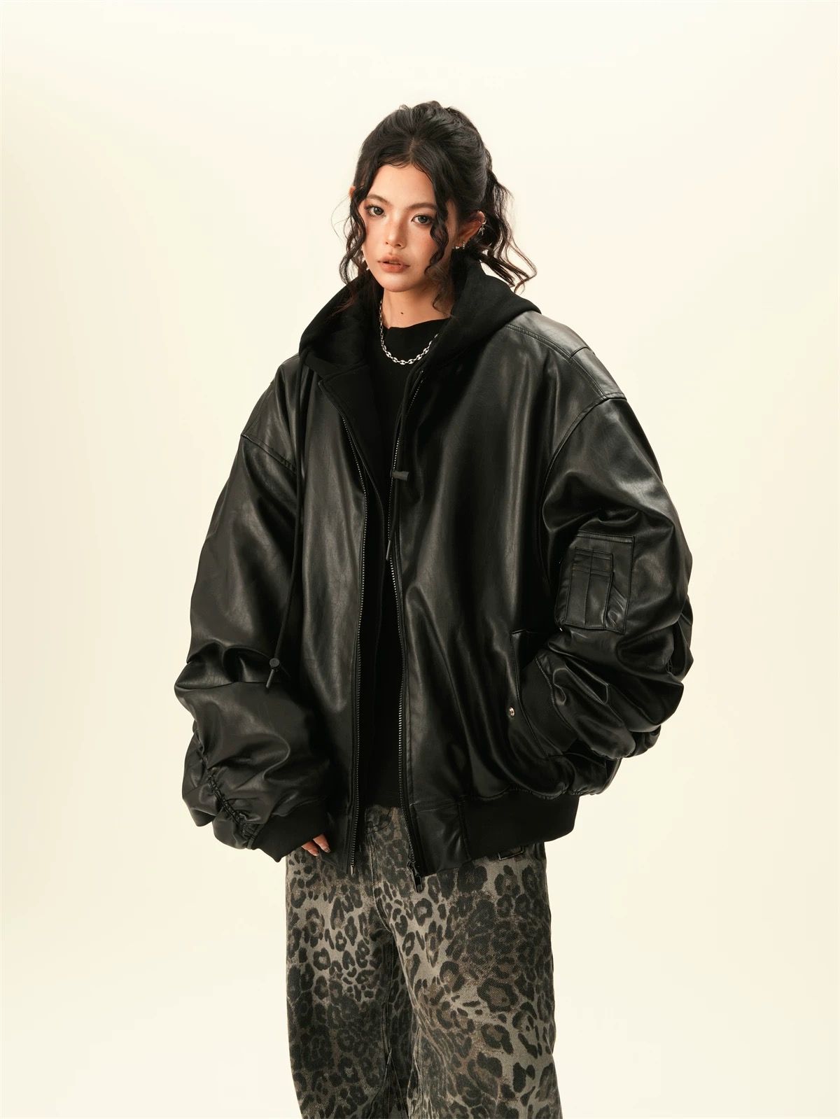 モード系ファッション【ユニセックス対応】オーバーサイズPUレザーボンバーアウター｜美式重厚フェイクレザーで魅せるモードブルゾン