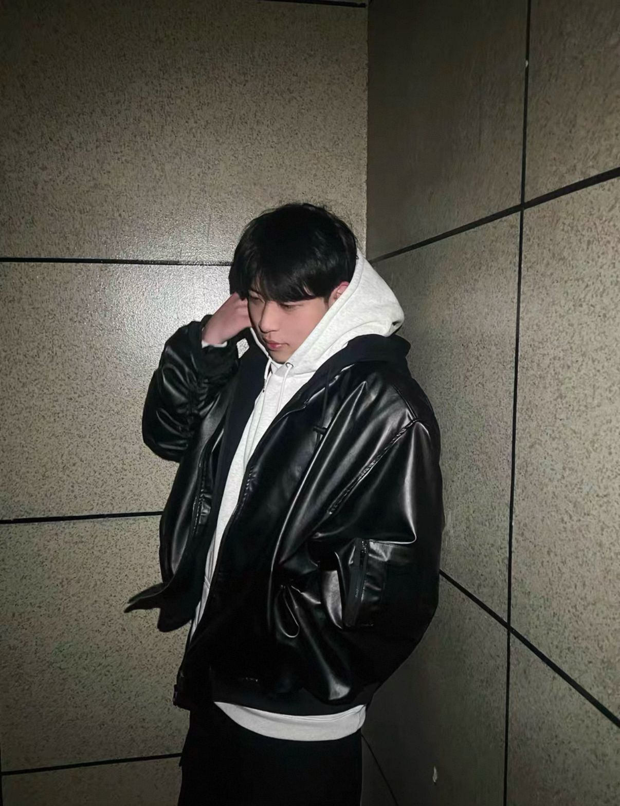 モード系ファッション【ユニセックス対応】オーバーサイズPUレザーボンバーアウター｜美式重厚フェイクレザーで魅せるモードブルゾン