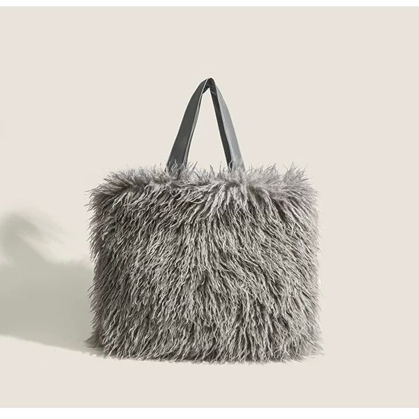 モード系ファッション【大容量×ふわモード】フェイクファーショルダーバッグ（グレー）