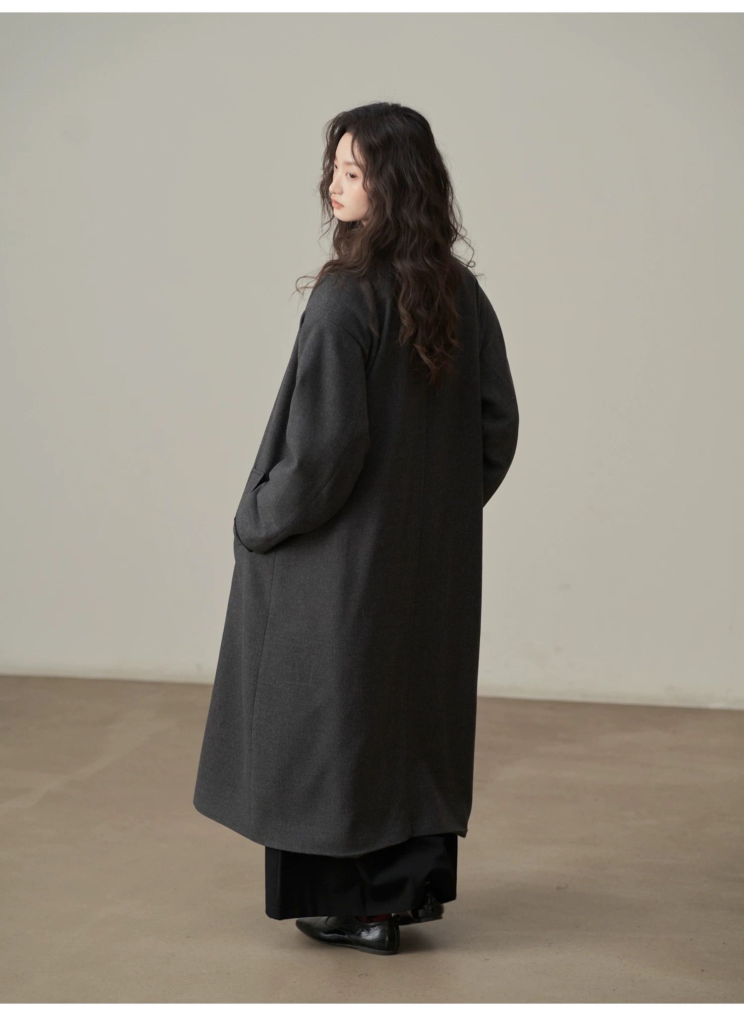 モード系ファッション 【2色展開】立体ラペルのロングウールライクコート｜深灰／キャメル