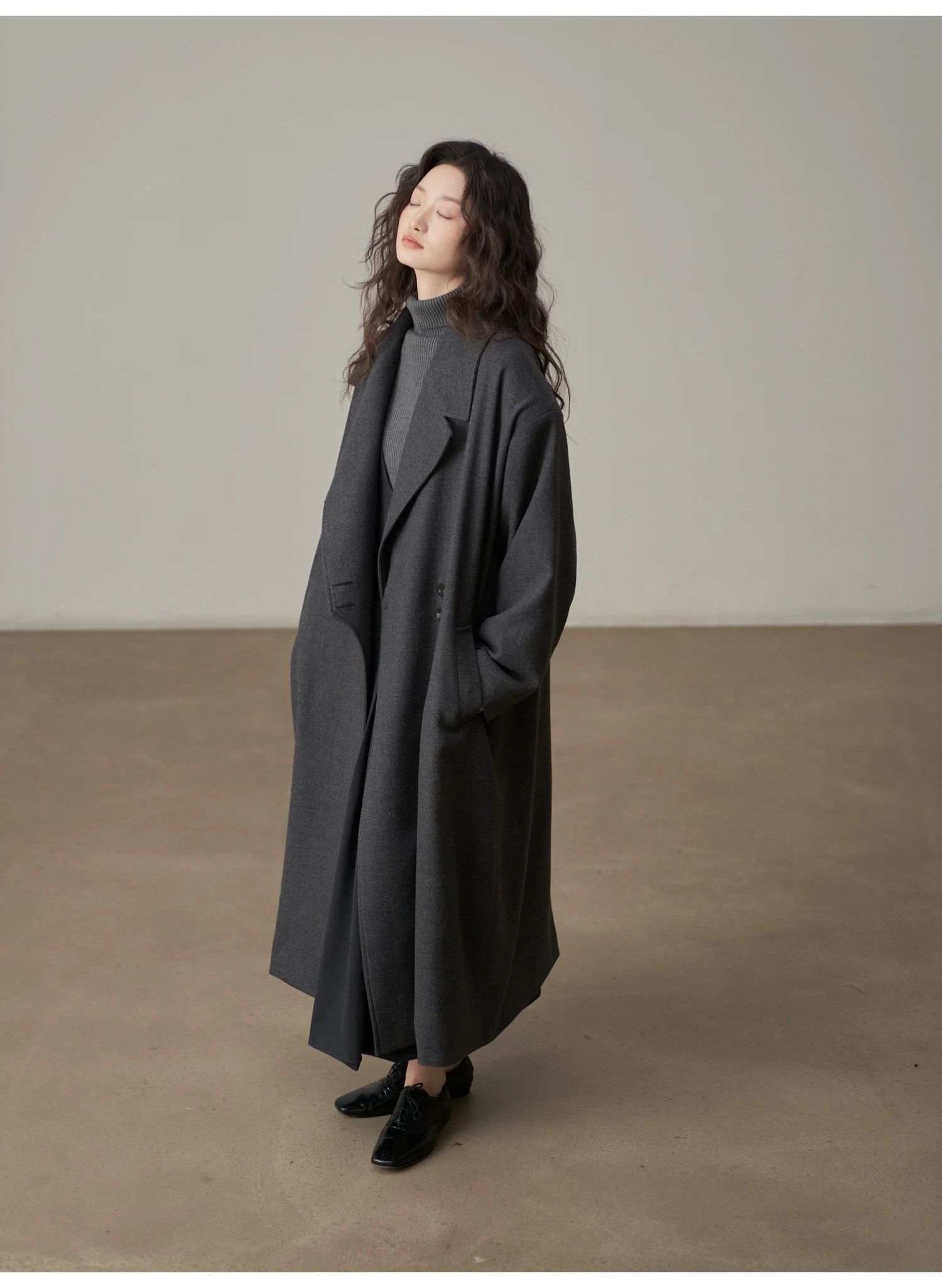 モード系ファッション 【2色展開】立体ラペルのロングウールライクコート｜深灰／キャメル