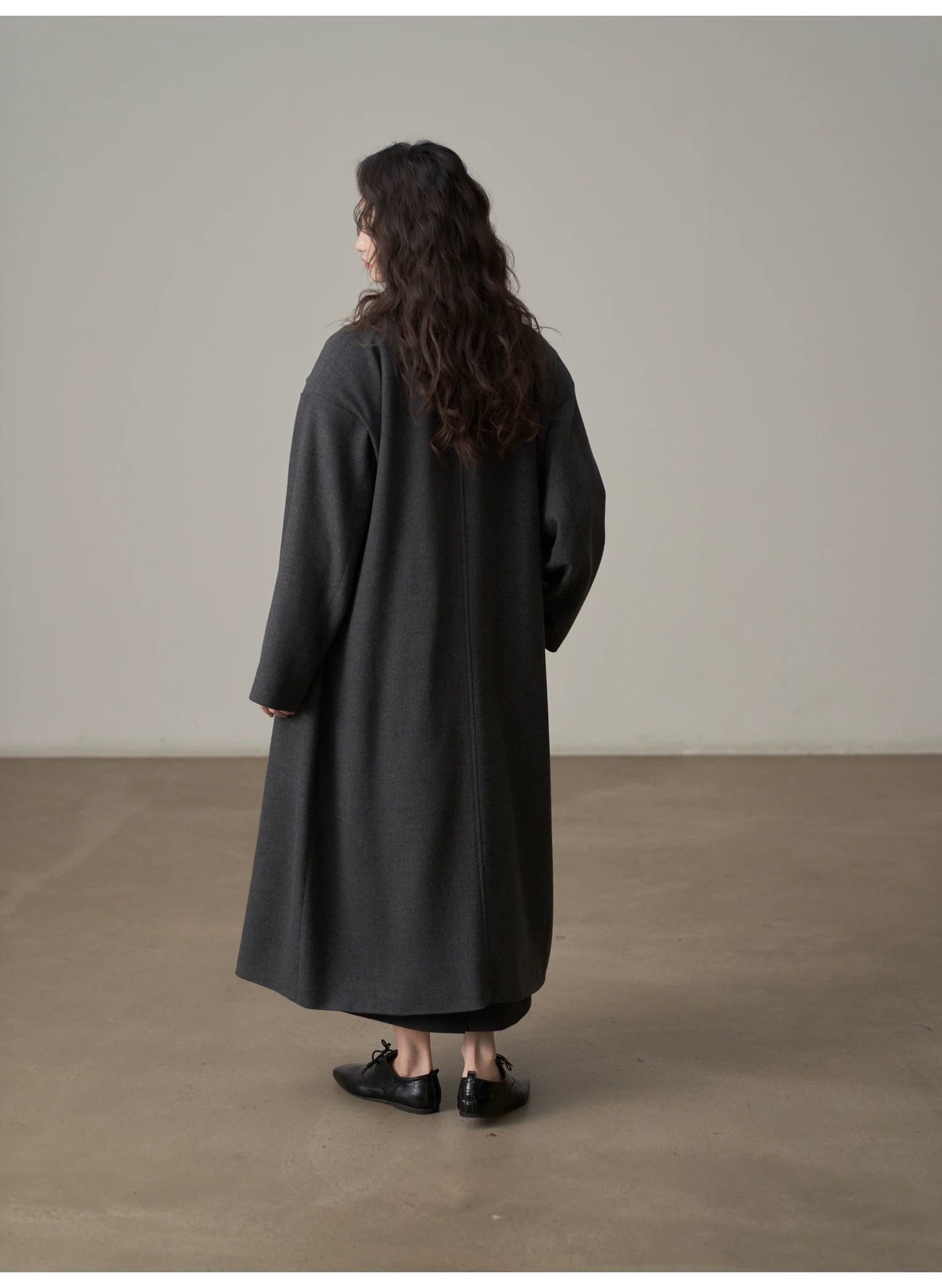 モード系ファッション 【2色展開】立体ラペルのロングウールライクコート｜深灰／キャメル
