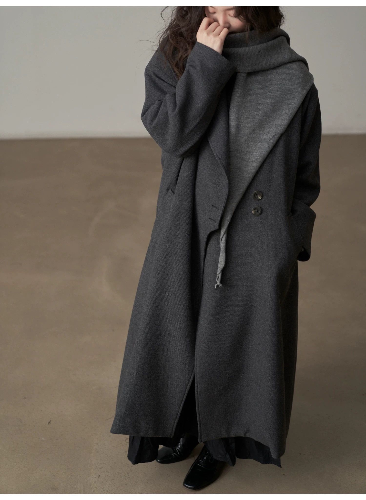 モード系ファッション 【2色展開】立体ラペルのロングウールライクコート｜深灰／キャメル