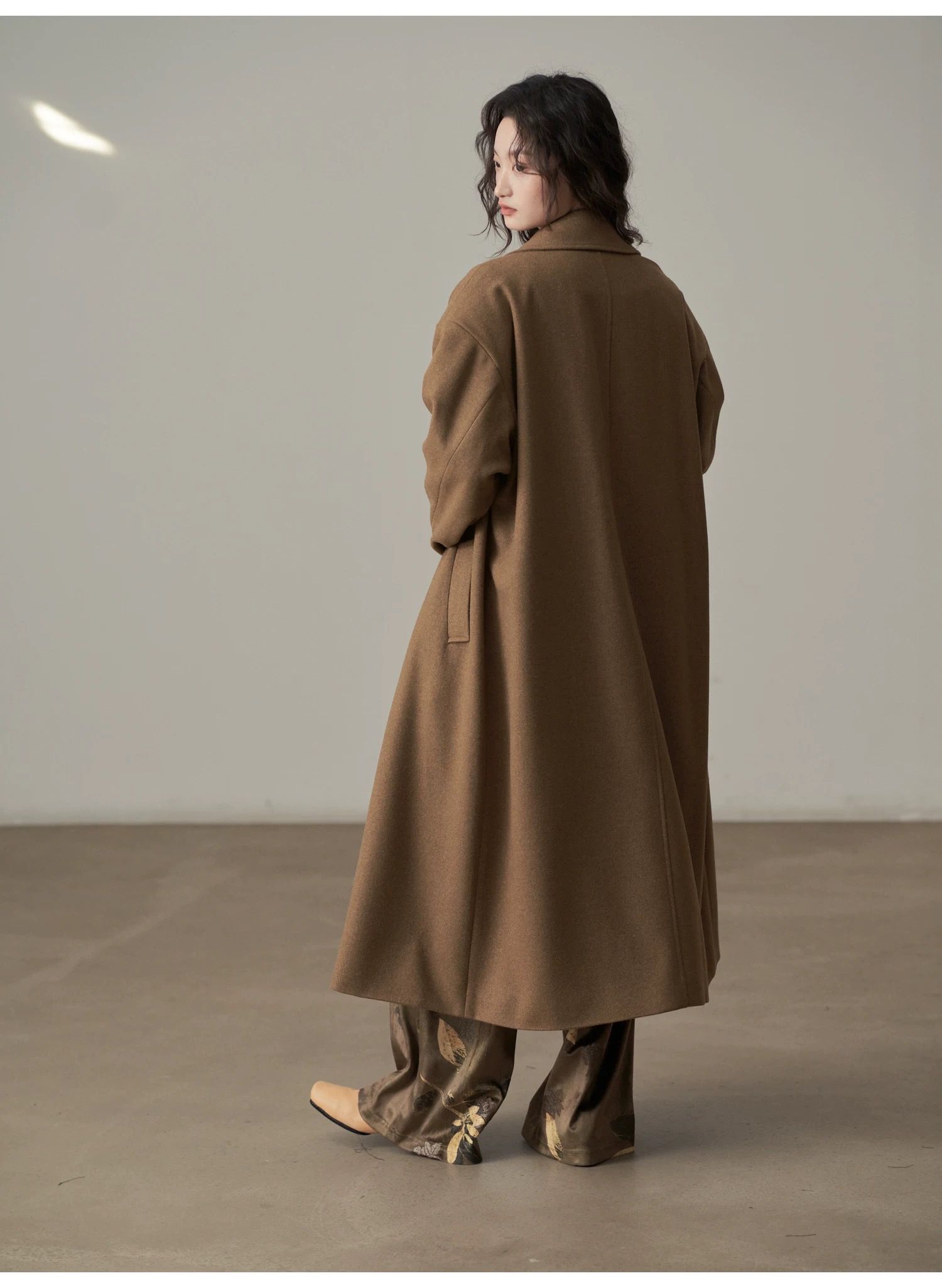 モード系ファッション 【2色展開】立体ラペルのロングウールライクコート｜深灰／キャメル