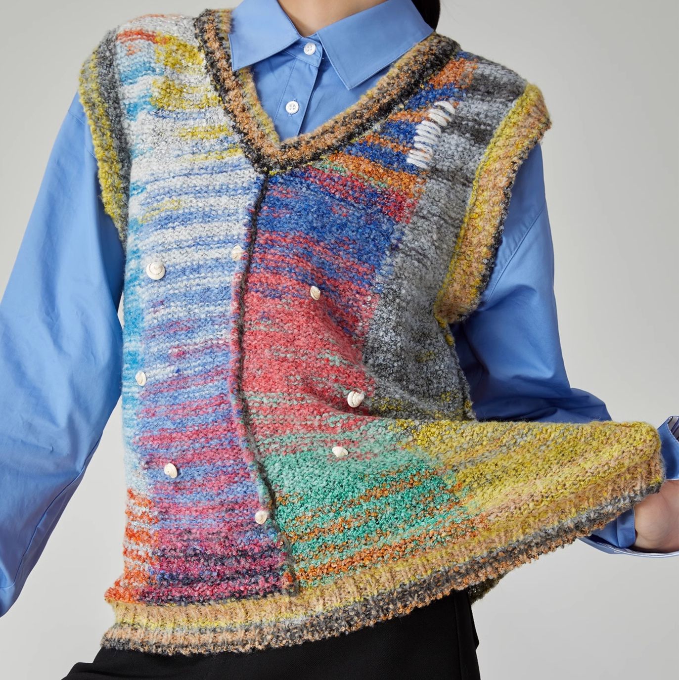 モード系ファッションカラフルなニットベスト×シャツコーデセットアップ
