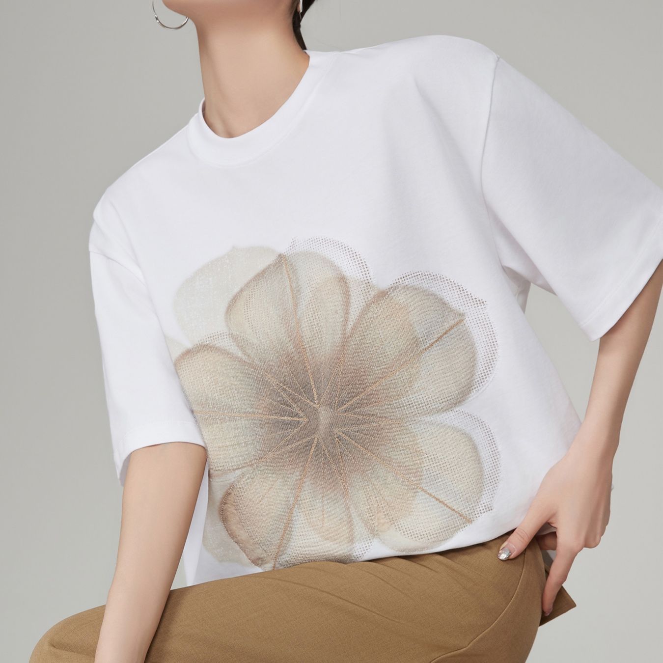 モード系 存在感あるフラワープリントが主役になる、ゆったりシルエットのモードTシャツ