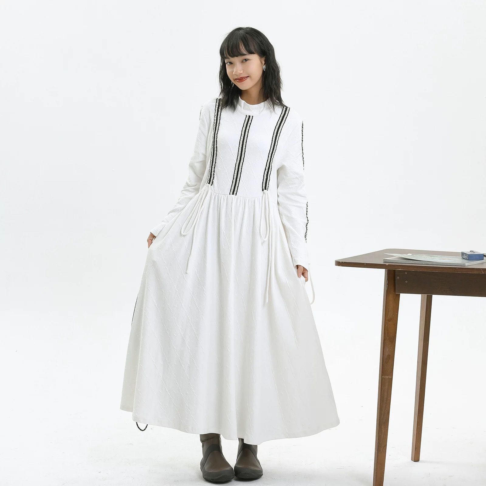 【清涼感×上品シルエット】抽紐ディテール立ち襟ワンピース