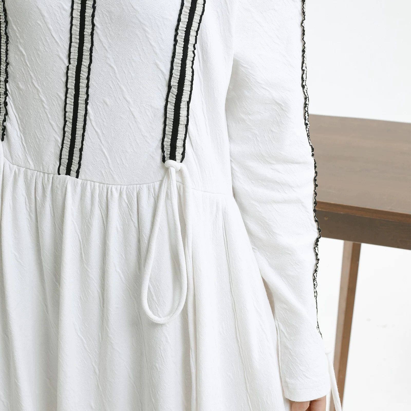 【清涼感×上品シルエット】抽紐ディテール立ち襟ワンピース