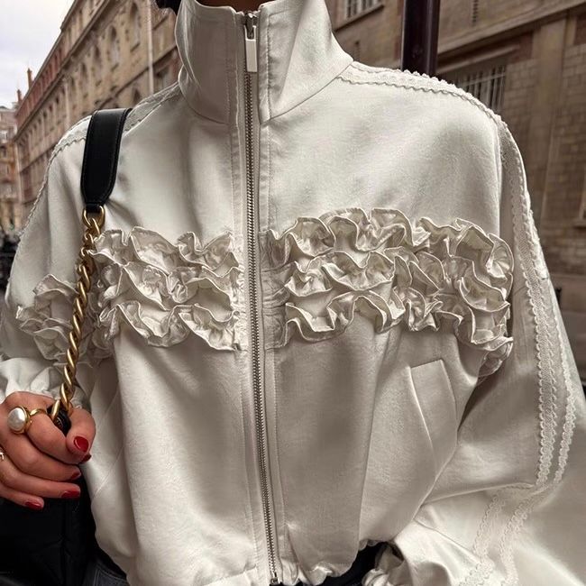 【2色展開】フリルライン×サテン調ライトアウター｜華やぎを纏う大人のショートジャケット