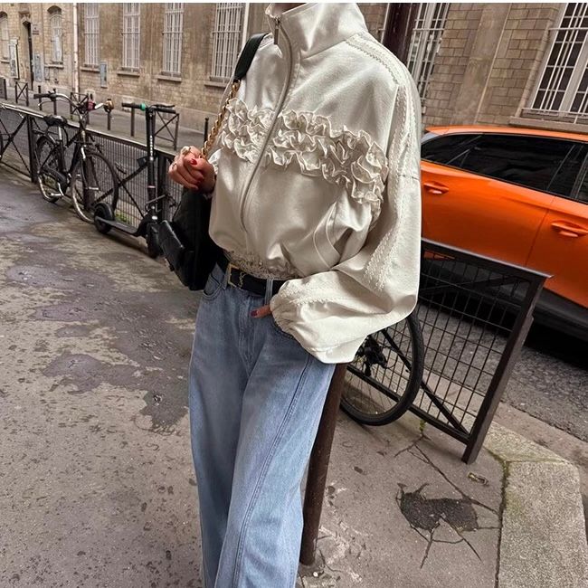 【2色展開】フリルライン×サテン調ライトアウター｜華やぎを纏う大人のショートジャケット