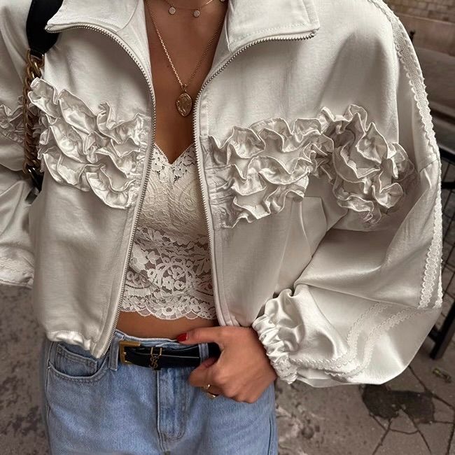 【2色展開】フリルライン×サテン調ライトアウター｜華やぎを纏う大人のショートジャケット