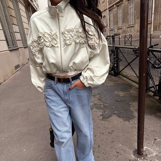 【2色展開】フリルライン×サテン調ライトアウター｜華やぎを纏う大人のショートジャケット