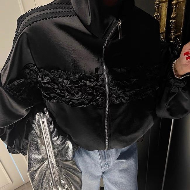 【2色展開】フリルライン×サテン調ライトアウター｜華やぎを纏う大人のショートジャケット