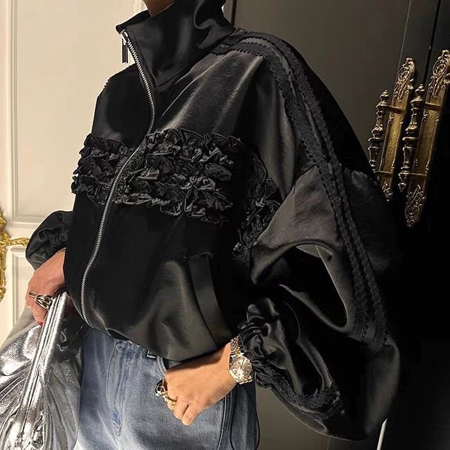 【2色展開】フリルライン×サテン調ライトアウター｜華やぎを纏う大人のショートジャケット