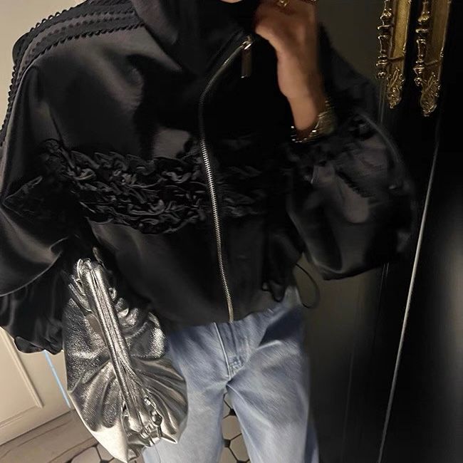 【2色展開】フリルライン×サテン調ライトアウター｜華やぎを纏う大人のショートジャケット
