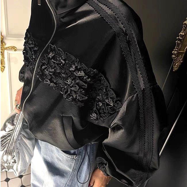 【2色展開】フリルライン×サテン調ライトアウター｜華やぎを纏う大人のショートジャケット